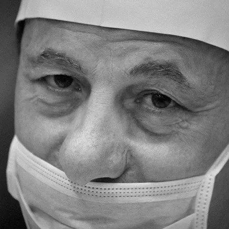 Глаза в глаза. Хирурги МНТК «Микрохирургия глаза» им.Святослава Федорова. Кадр 8