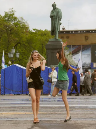 Spring. Centre. Girls. Кадр 5