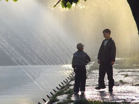 The charms of the light and the water. Кадр 6