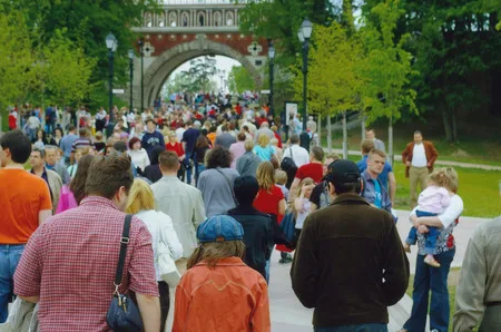 People at Tzaritzyno. Кадр 12