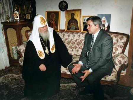 Different days. Different meetings. Кадр 4