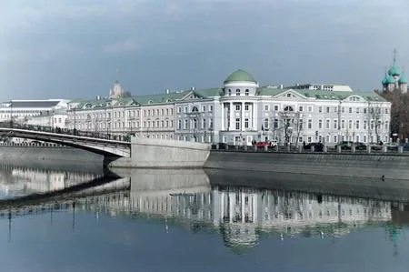 Весной в Москве. Кадр 2