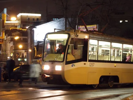 Along city rails. Кадр 7