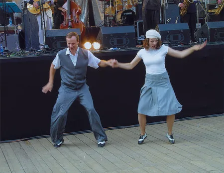 Dance everyone. Кадр 9