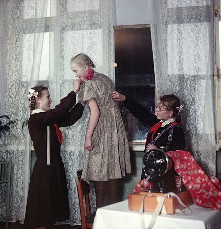 Mass consumption goods. Soviet costume. 1951—1966. Кадр 8