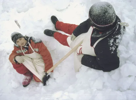 Snow people. Кадр 22