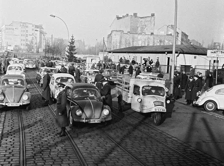 The fall of the Berlin wall. Кадр 11
