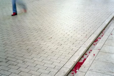 People in red. Кадр 9