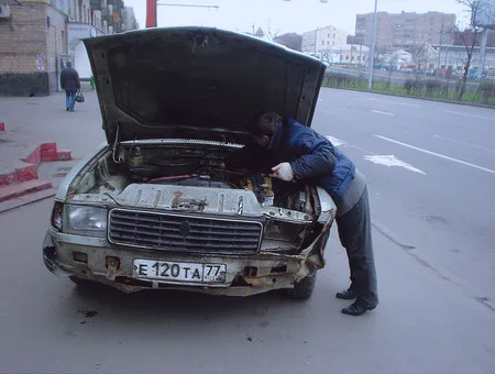 Man and automobile. Кадр 3