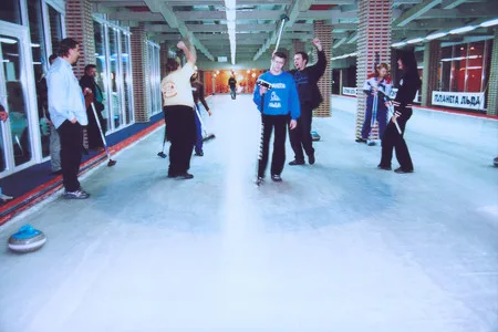 Curling and the road. Кадр 9