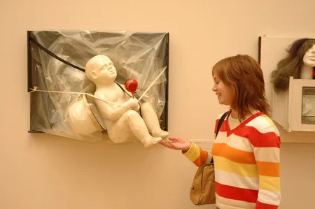 At the Pop-art exhibition. Кадр 3