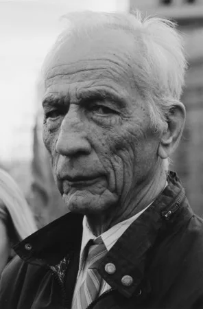 People on the square. Кадр 3