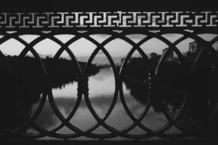 Здания и решетки. Кадр 6
