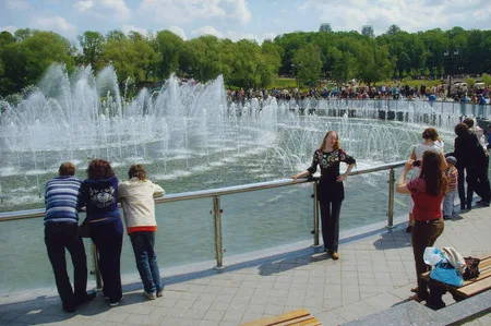 People at Tzaritzyno. Кадр 7