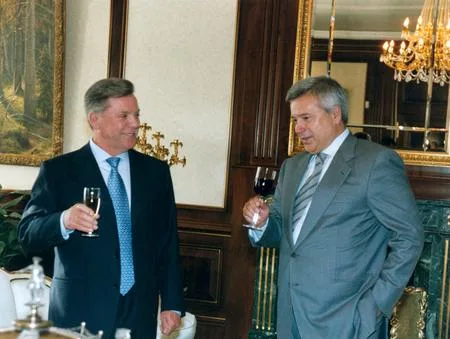 Different days. Different meetings. Кадр 1