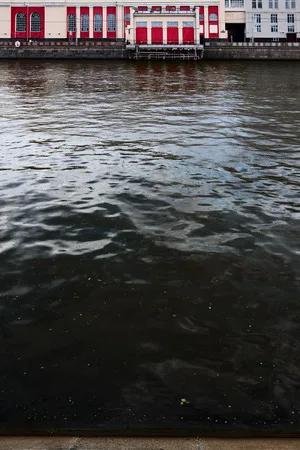 The Moskva river: nine times across. Кадр 1
