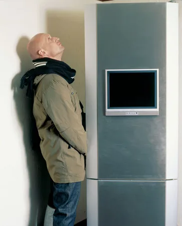 Talking to a refrigerator. Кадр 4