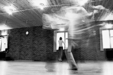 Tango: in black. Кадр 7