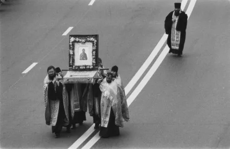 A religious procession. Кадр 11