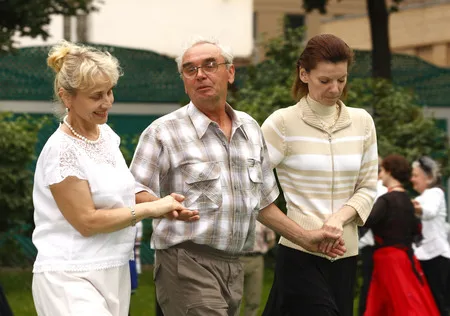 Dancing in Ermitazh garden. Кадр 5