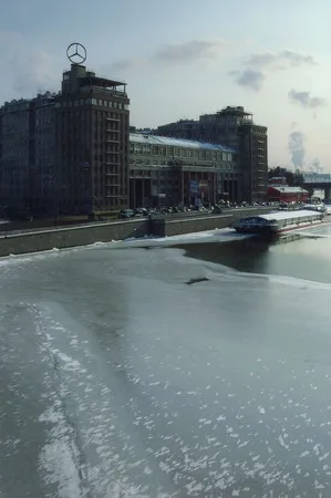 City — ice, river. Кадр 1