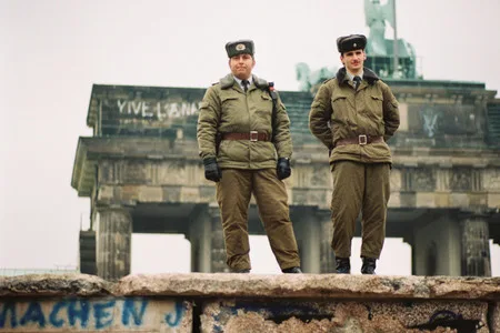The fall of the Berlin wall. Кадр 4