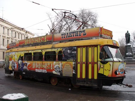 Along city rails. Кадр 1