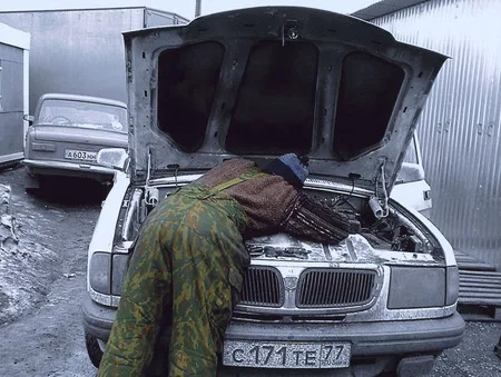 Man and automobile. Кадр 8