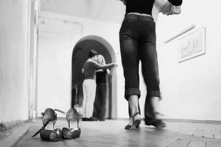 Tango: in black. Кадр 6