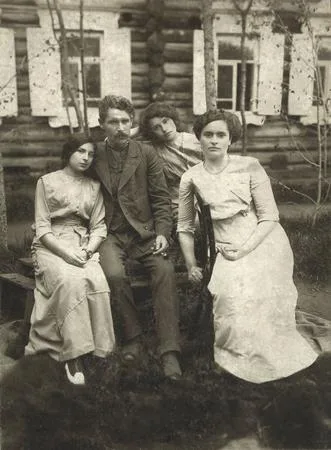 Family portrait of XIX century. Кадр 2