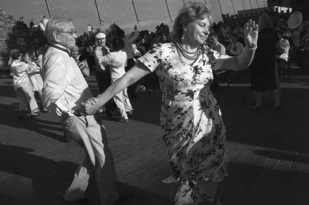 Dancing at Alexandrovsky Garden. Кадр 9