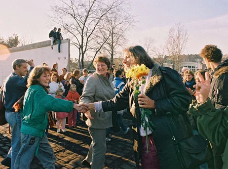 The fall of the Berlin wall. Кадр 3