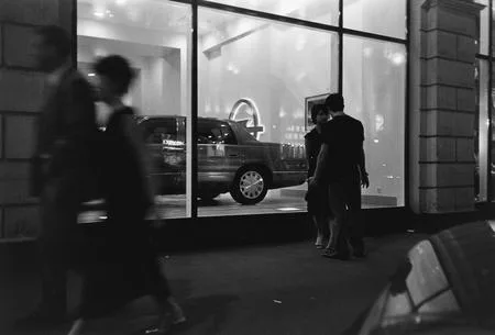 Small night Tverskaya in a black-and-white tonality. Кадр 9