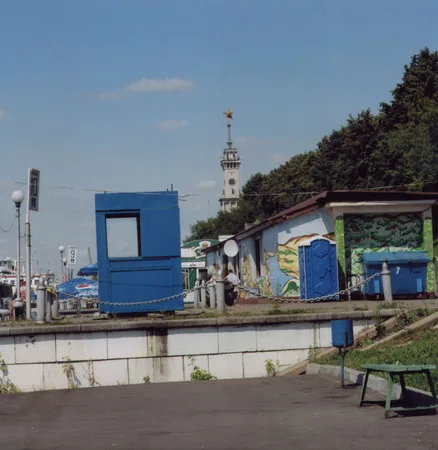 Hot summer at riverside station. Кадр 7