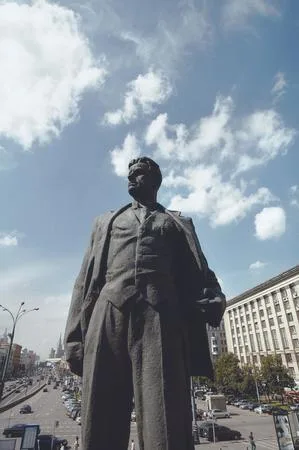 Monumental life of capital. Кадр 13