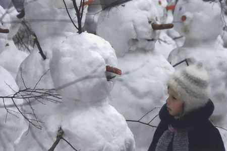Snow people. Кадр 23
