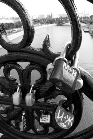 Lock for luck. Кадр 2