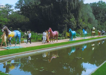 Horses in the city. Кадр 8