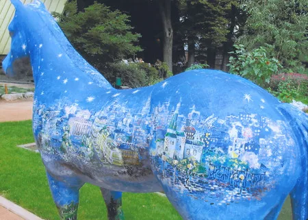Horses in the city. Кадр 2