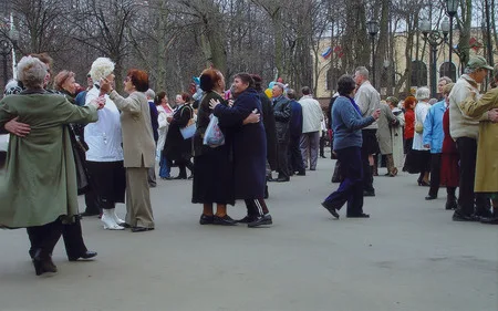 Dance everyone. Кадр 1