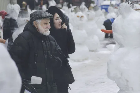 Snow people. Кадр 20
