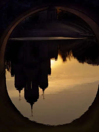 The charms of the light and the water. Кадр 11