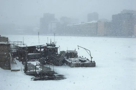 City — ice, river. Кадр 7