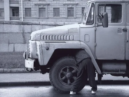 Man and automobile. Кадр 4
