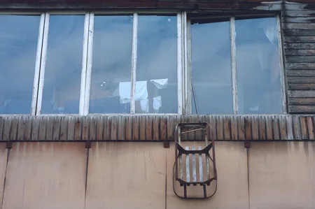 В чугунной авоське балкона. Кадр 3