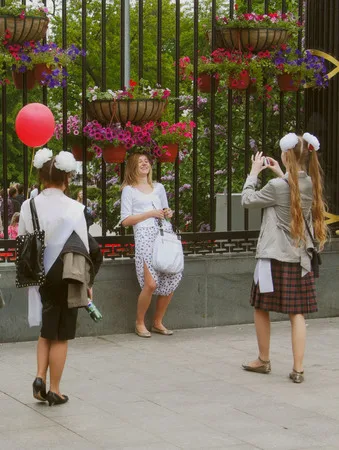 Spring. Centre. Girls. Кадр 7