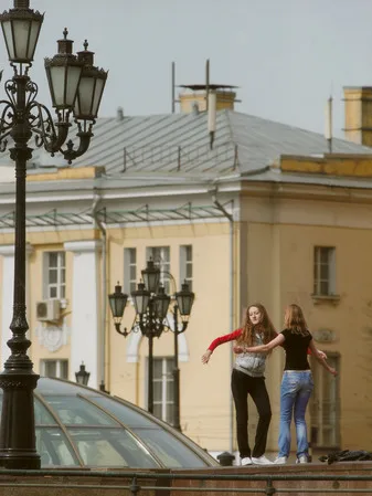Spring. Centre. Girls. Кадр 2
