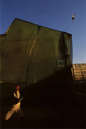 Bypassers. Кадр 7