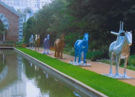 Horses in the city. Кадр 3
