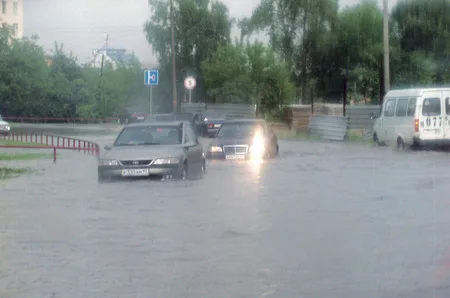 Брызги колес, волны асфальта. Кадр 6